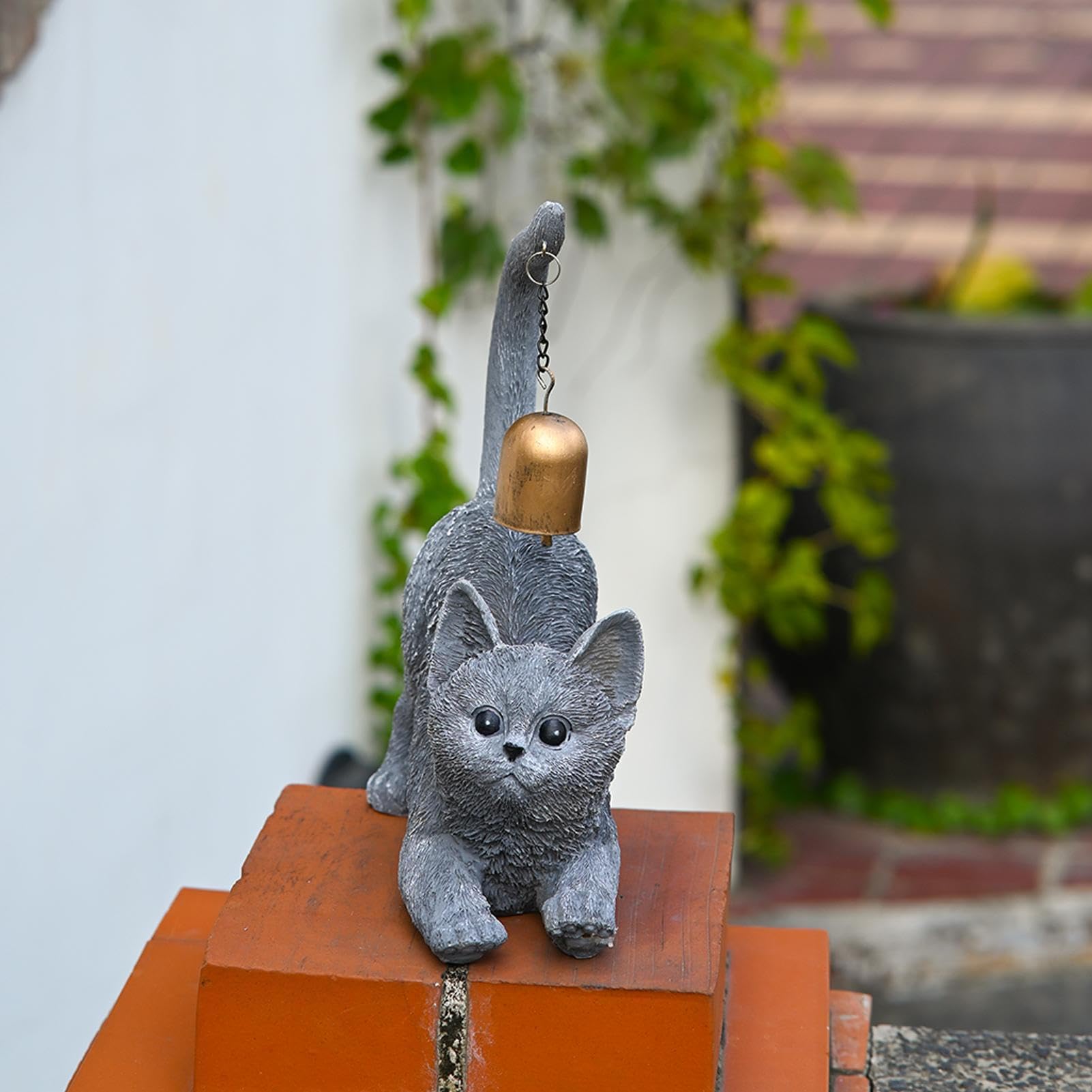 ストレッチする猫の置物 Amazon.co.jp: 猫ストレッチ像 樹脂製猫置物 尾にベル付き